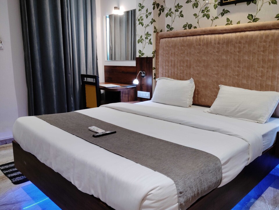 OYO 823073 The Apple Tree, MG Road Indore, Indore