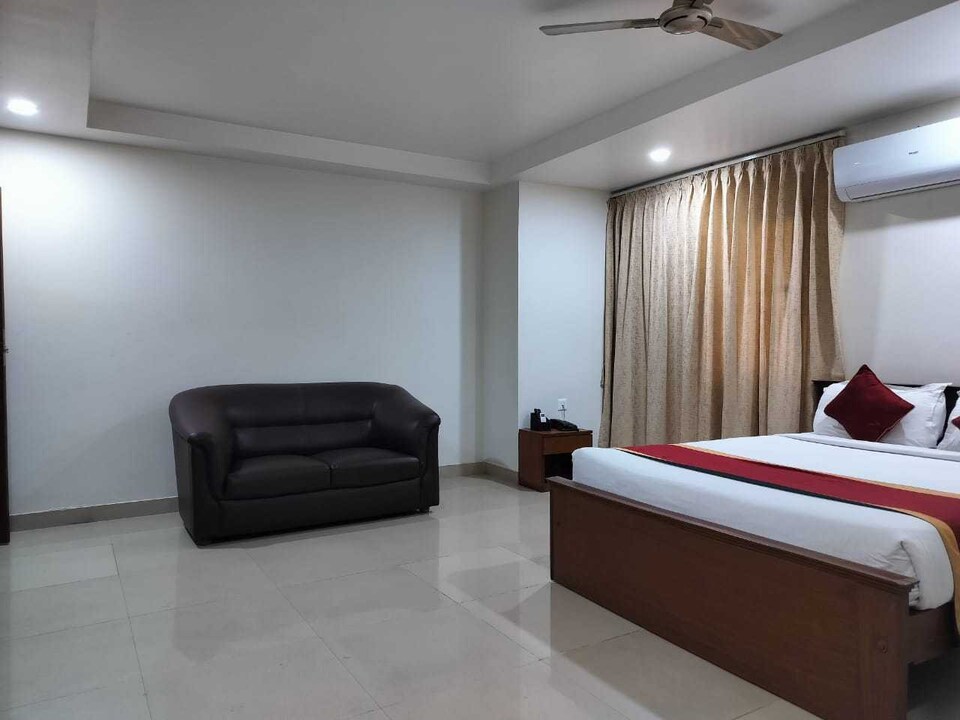 OYO 823140 Leo Grand Hotel, Chandapura Extension Bangalore, Bangalore