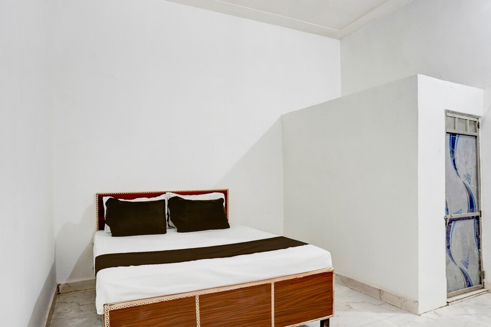 OYO 823207 KRISHNA GUEST HOUSE, Aligarh, Aligarh