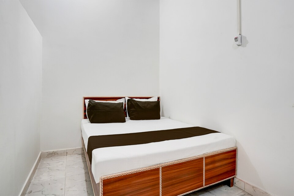 OYO 823207 KRISHNA GUEST HOUSE, Aligarh, Aligarh