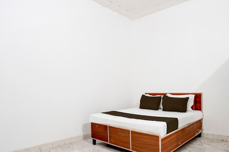 OYO 823207 KRISHNA GUEST HOUSE, Aligarh, Aligarh