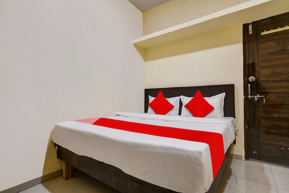OYO The Cozy Corner Hotel , Vijay Nagar Indore, Indore