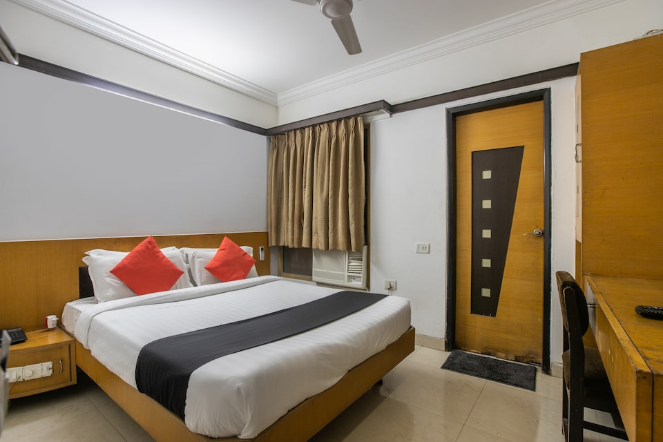Capital O 1814 Hotel Balwas, Delhi Gate Surat, Surat