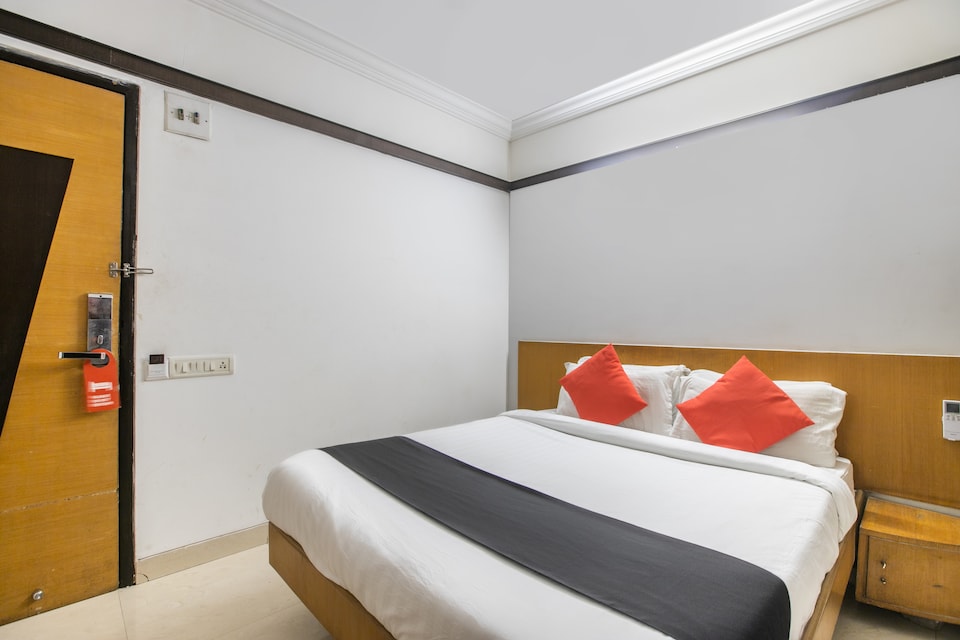 Capital O 1814 Hotel Balwas, Delhi Gate Surat, Surat