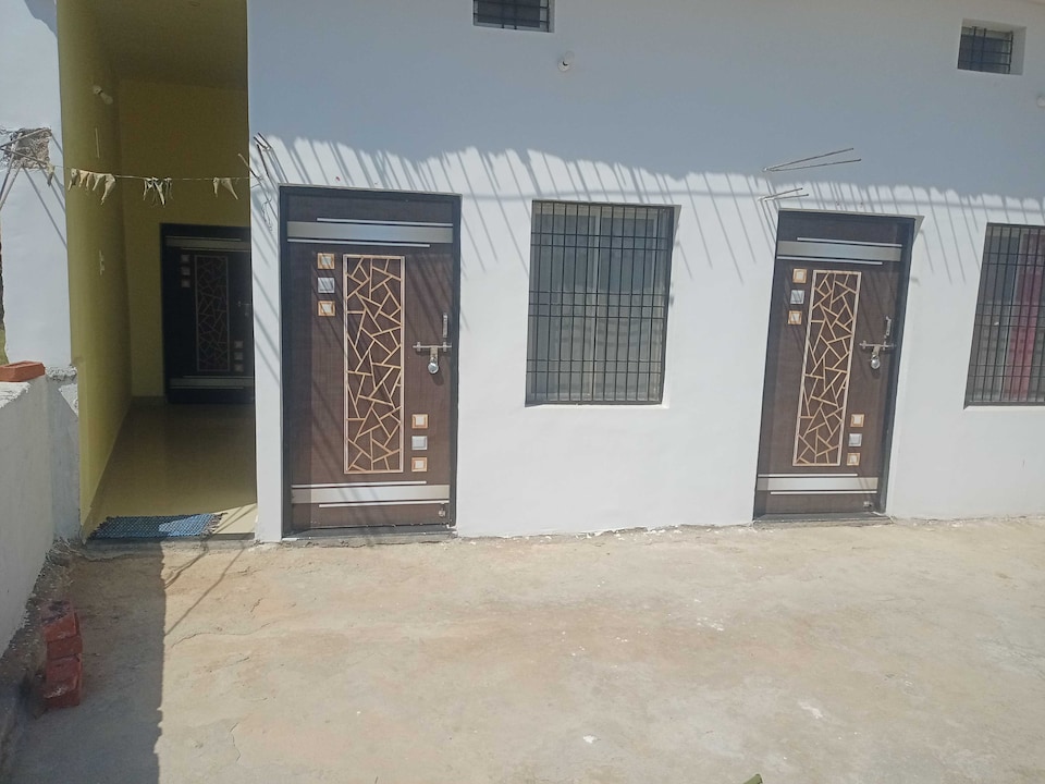 OYO 823844 RADHIKA HOTEL, Sleemanabad Road, Sleemanabad Road