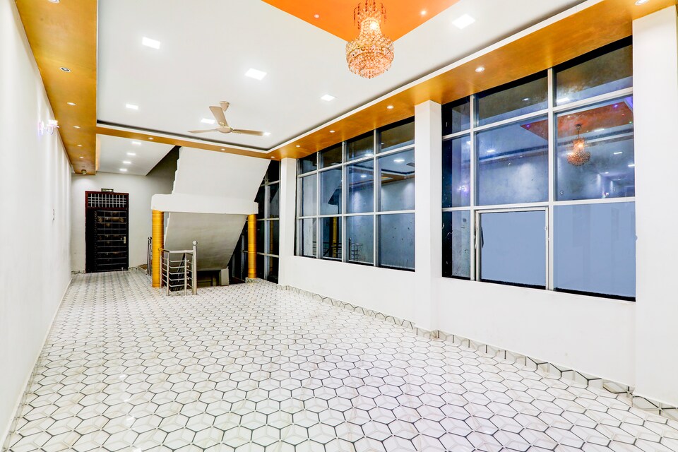 OYO 823892 Hotel sadhna Palace, Rasulabad, Rasulabad