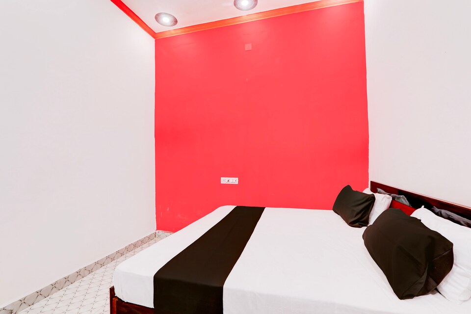 OYO 823892 Hotel sadhna Palace, Rasulabad, Rasulabad