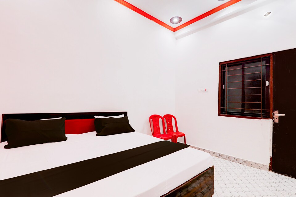 OYO 823892 Hotel sadhna Palace, Rasulabad, Rasulabad