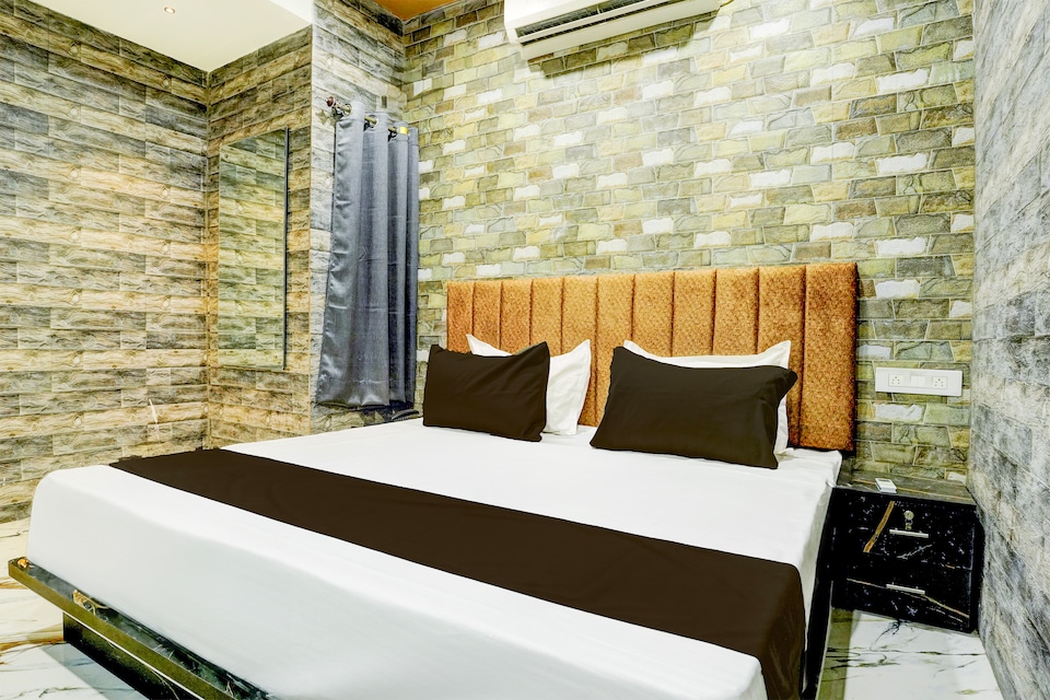 Collection O Leo Inn, Dhebar Road, Rajkot