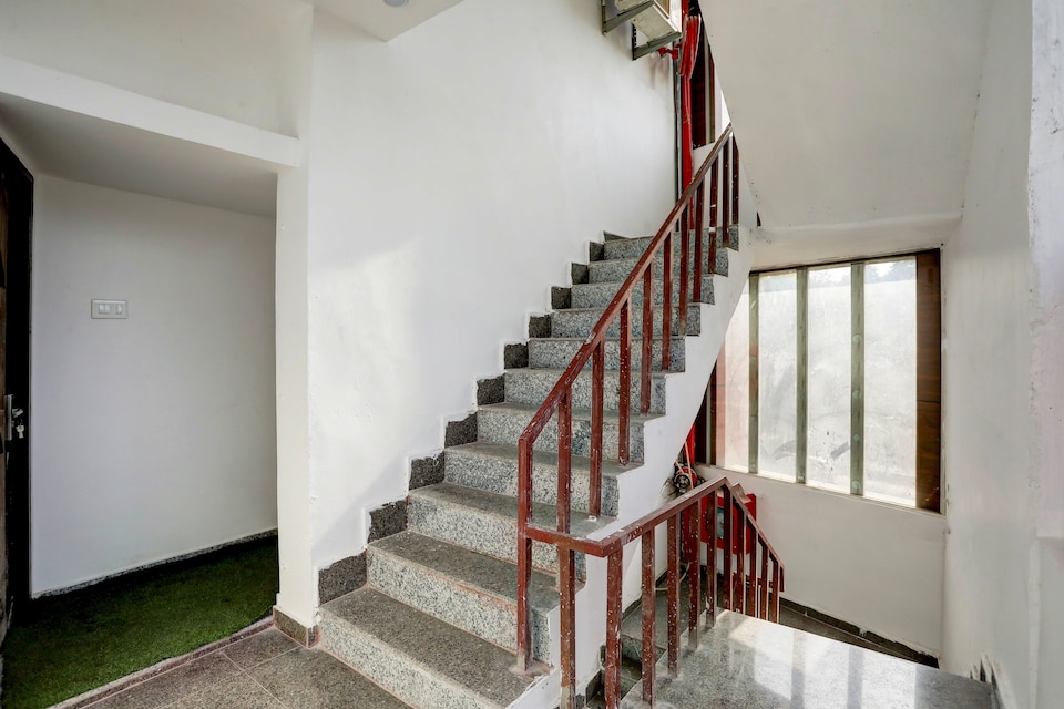 OYO 823935 Hotel Awadh Inn, Chowk Allahabad, Prayagraj