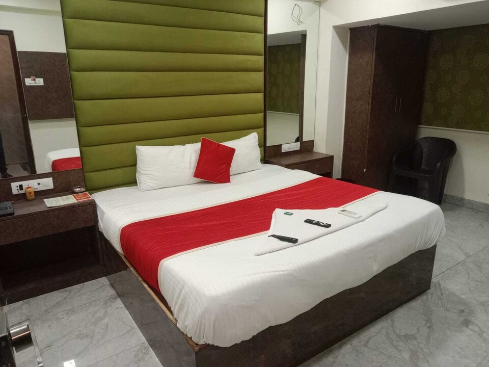 OYO 824019 Hotel B-Town, Andheri West, Mumbai