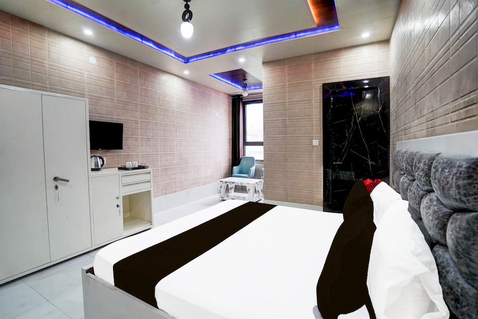 OYO 824283 HOTEL RUNAWAY, Greater Noida, Noida