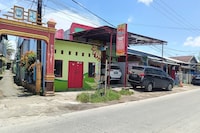 OYO 93875 Tifar House Near Lapangan Raja-raja