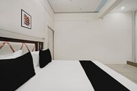 OYO 824576 Mahak Hotel