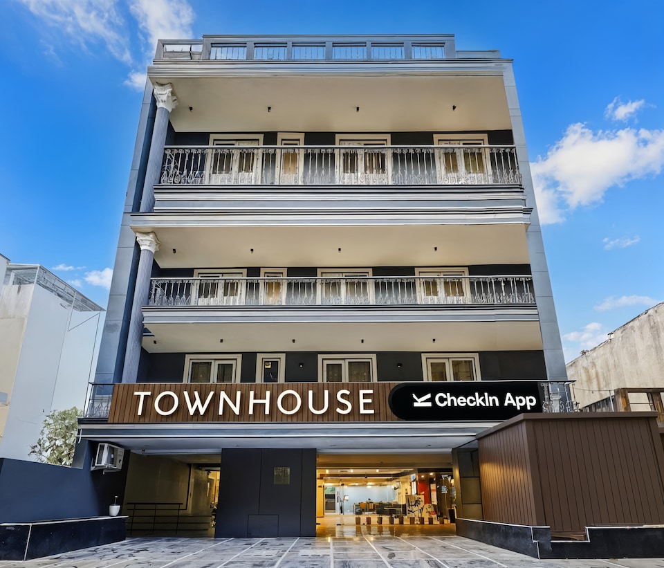Super Townhouse Oak Udyog Vihar, Old Gurgaon, Gurgaon