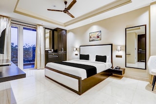 Super Townhouse Oak Udyog Vihar