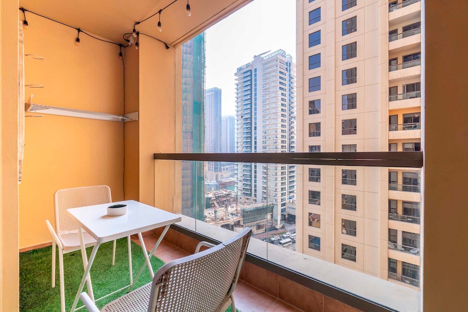JBR Walk - Niche 3 Bedroom Apartment Free Parking, Gym & Pool by Sojo Stays, Dubai Marina, Dubai