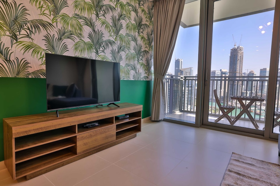 Luxurious Apartments Dubai Marina Views - Pool & Gym by Sojo Stay, Dubai Marina, Dubai