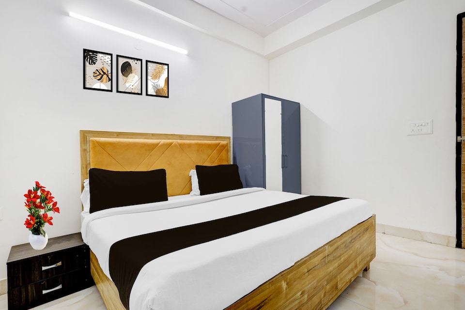 Collection O Nangloi Metro Station Formerly Hotel Comfort Inn, Paschim Vihar Delhi, Delhi