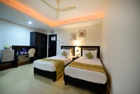 OYO Hotel Swagath - De - Royal Near Shilparamam