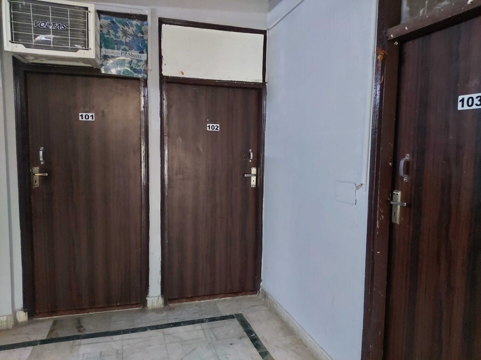 OYO 825636 PARTH INN, Anand Vihar Delhi, Delhi