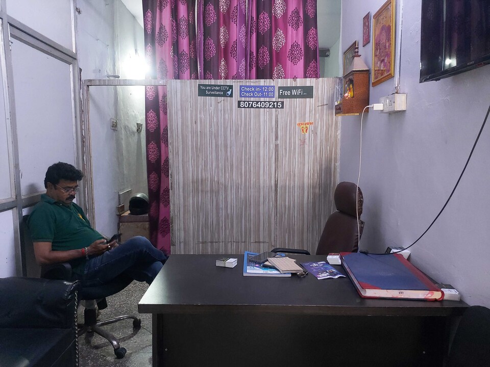 OYO 825636 PARTH INN, Anand Vihar Delhi, Delhi