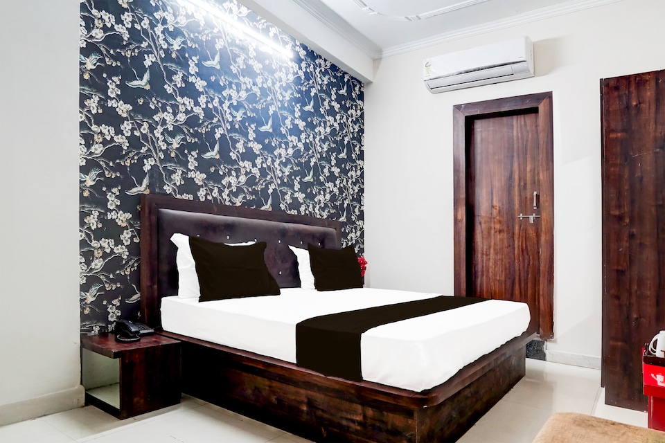 Collection O Manglam, Lashkar, Gwalior