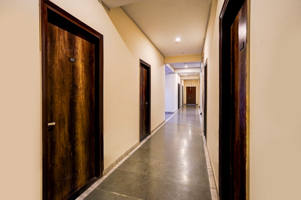 Hotel O Noida 86 retreat, Noida City, Noida