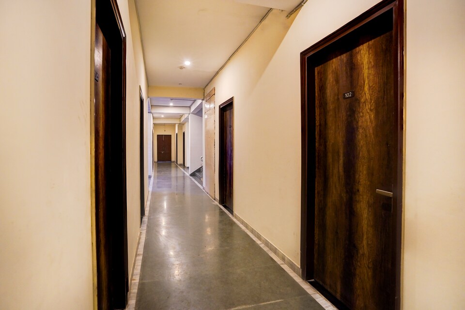 Hotel O Noida 86 retreat, Noida City, Noida