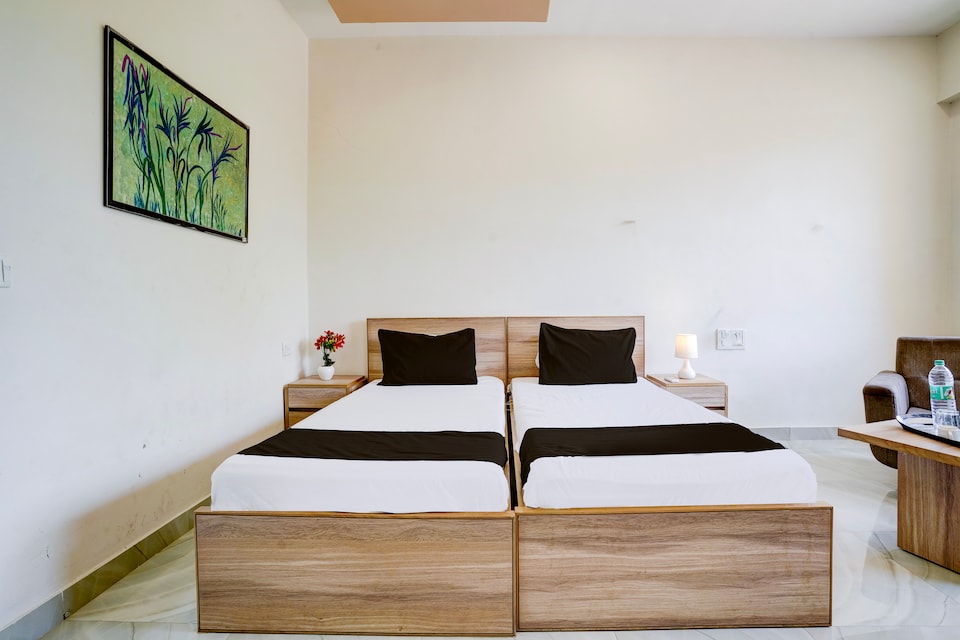Hotel O SR Farm, SG Highway Ahmedabad, Ahmedabad
