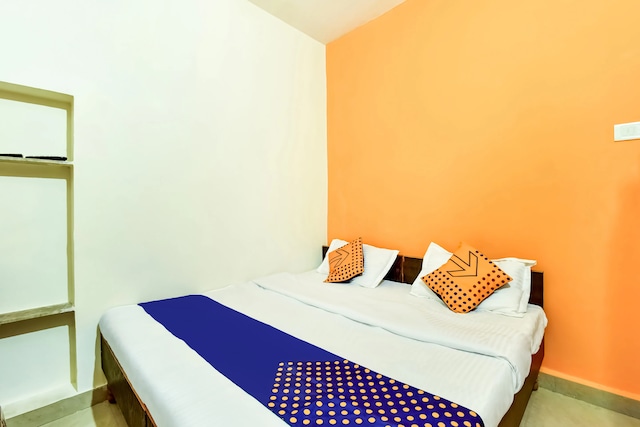 OYO 90996 New Hollywood Hotel 