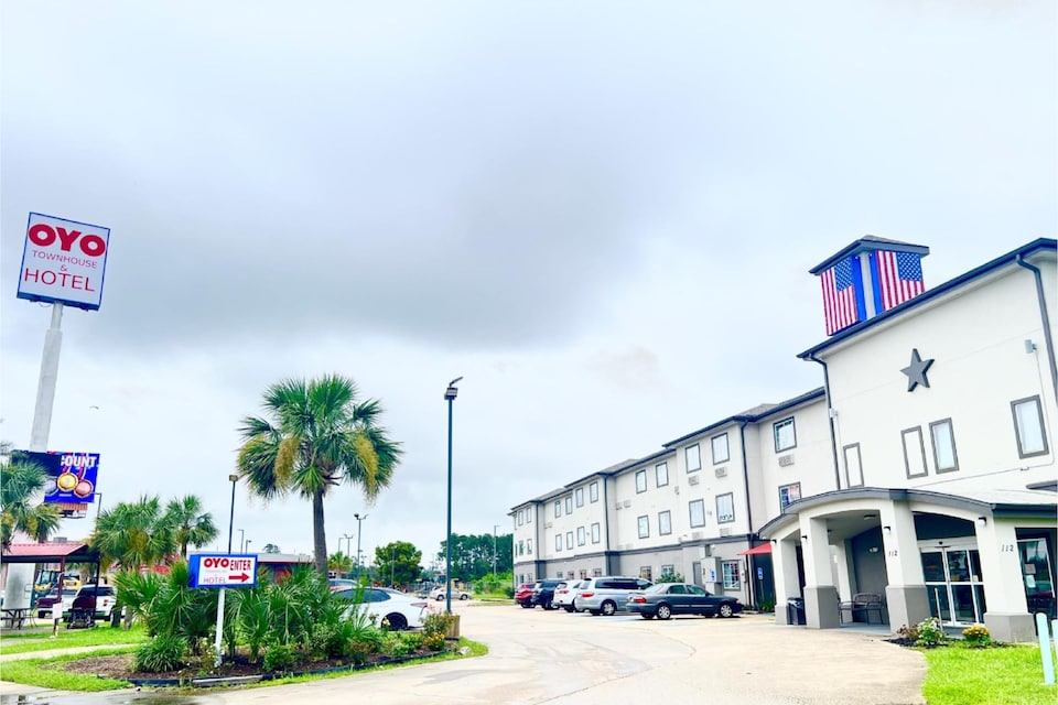 Oyo Townhouse Sulphur,LA Extended Stay I-10, Sulphur Central LA, Sulphur LA