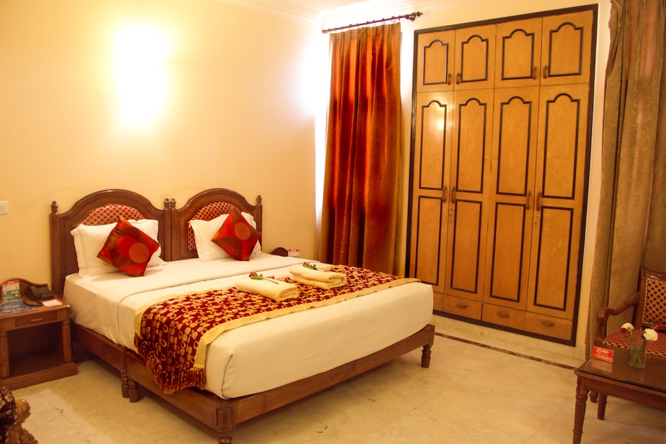 OYO 430 Hotel Emarald, Cyber City Extension, Gurgaon