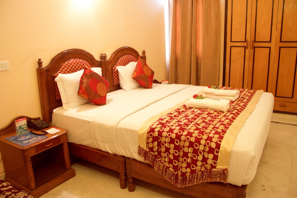 OYO 430 Hotel Emarald, Cyber City Extension, Gurgaon