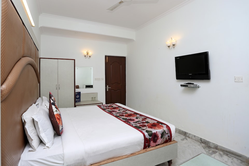OYO Hotel Imperial Inn Near Aravali Biodiversity Park, Cyber City, Gurgaon