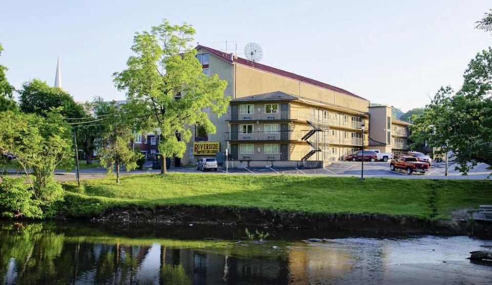 Tennessee Mountain Lodge Riverside by OYO, Pigeon Forge TN, Pigeon Forge