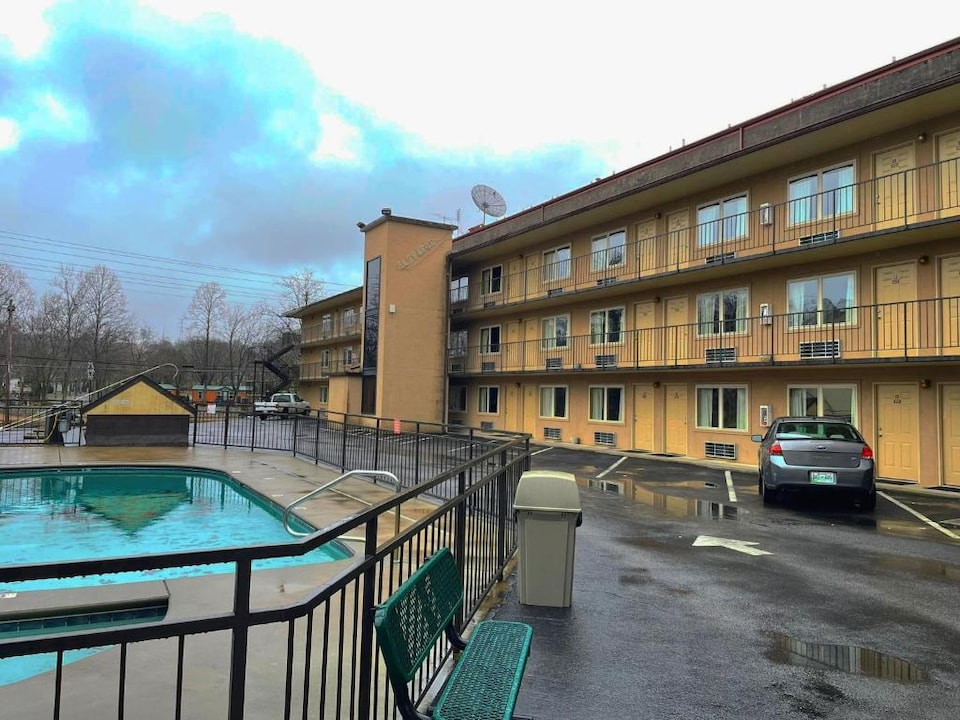 Tennessee Mountain Lodge Riverside by OYO, Pigeon Forge TN, Pigeon Forge