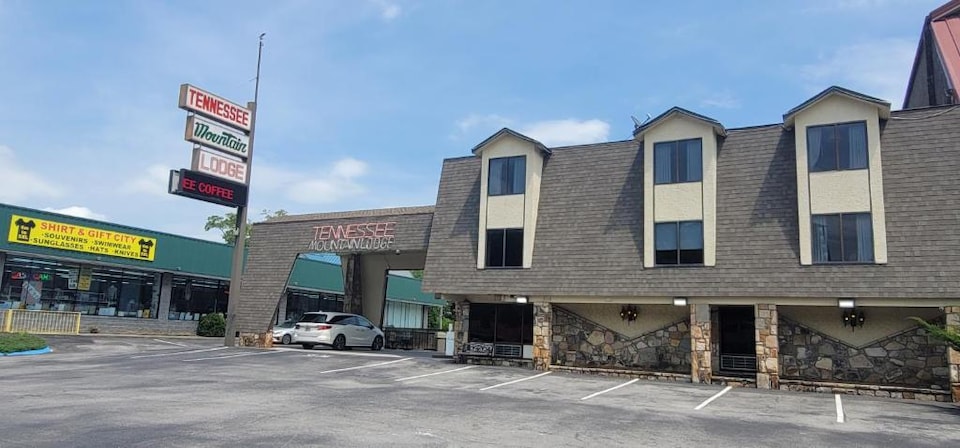 Tennessee Mountain Lodge Riverside by OYO, Pigeon Forge TN, Pigeon Forge