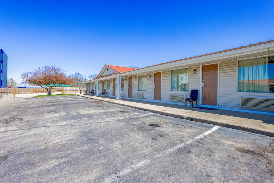 Cozy Garden Inn By OYO Hwy 40 Richmond, Richmond IN, Richmond IN