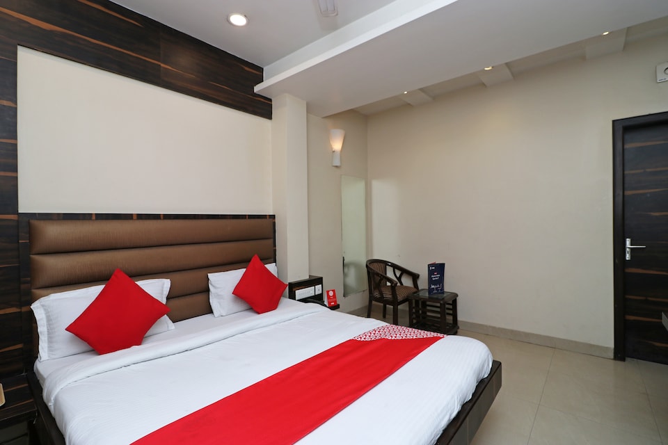 OYO 1884 Hotel Heera Continental, SBI Chauraha Mathura, Mathura