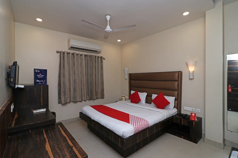 OYO 1884 Hotel Heera Continental, SBI Chauraha Mathura, Mathura