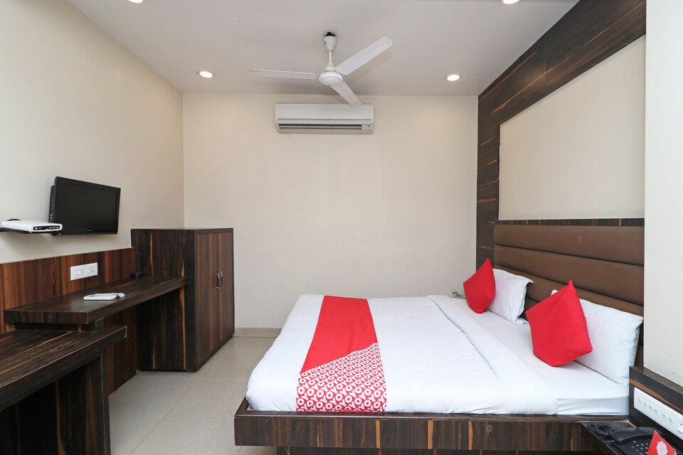 OYO 1884 Hotel Heera Continental, SBI Chauraha Mathura, Mathura