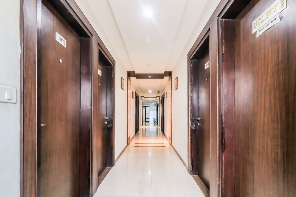 Capital O Hotel Krishna, C Scheme Jaipur, जयपुर