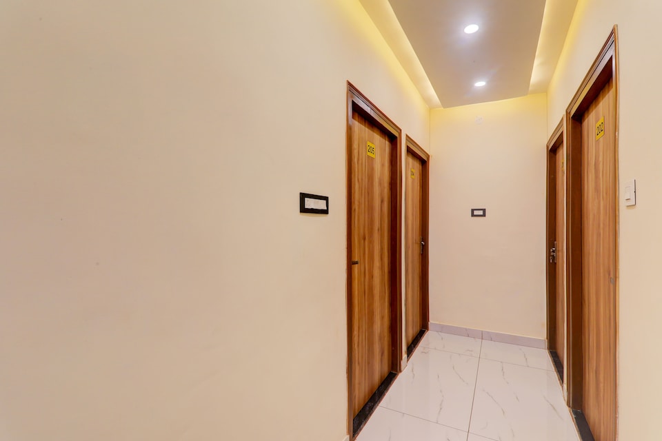 Hotel O Manyam Palace, Golghar, Gorakhpur