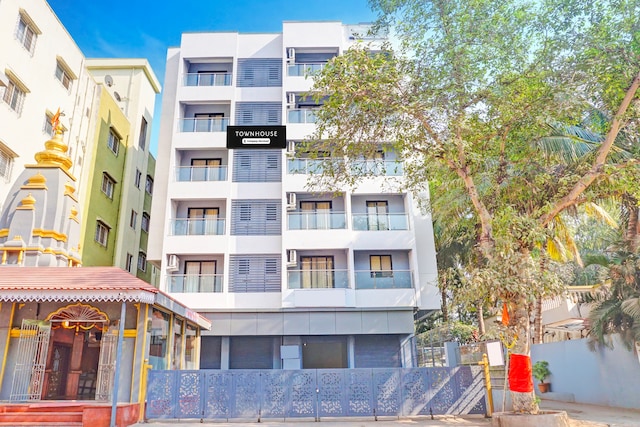 Super Townhouse Amanora Park Town Formerly Samrat Inn