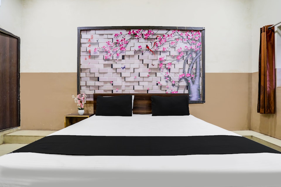 HOTEL O SHIVAAY INN, Station Road, Raipur