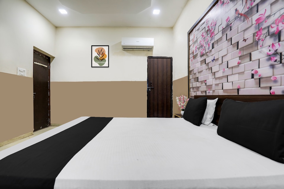 HOTEL O SHIVAAY INN, Station Road, Raipur