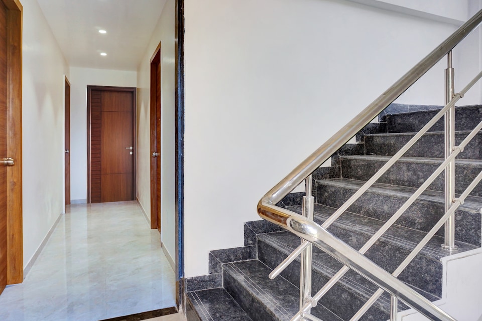 OYO 827373 PARADISE INN LODGING, Pune Camp, Pune