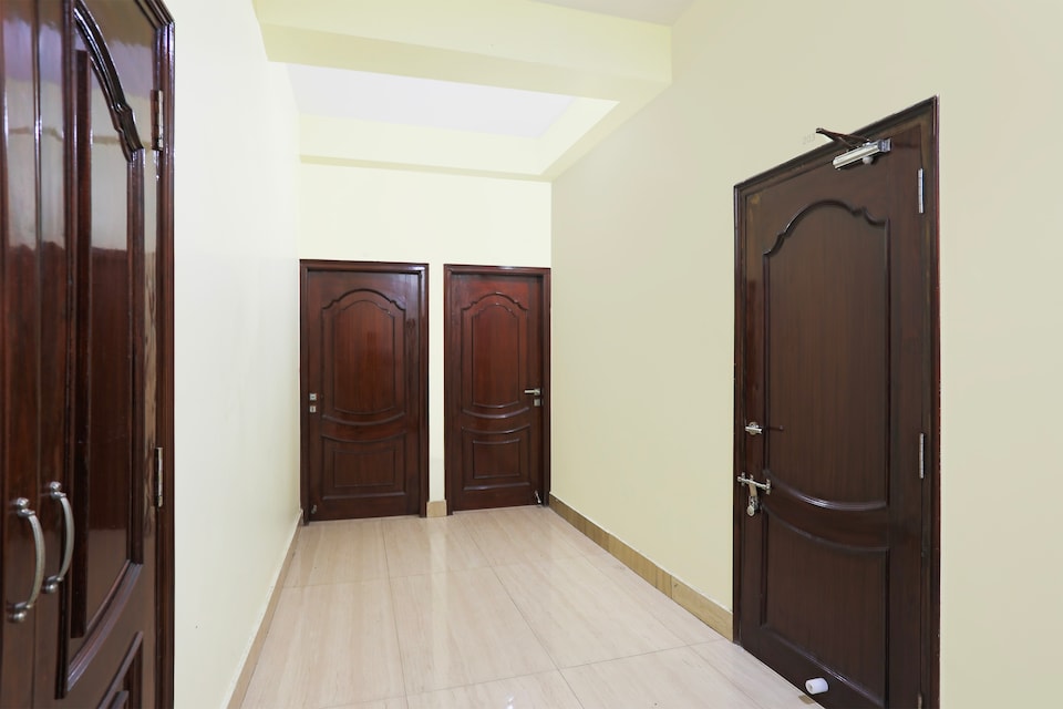 Hotel O R B Palace, Godowlia, Varanasi