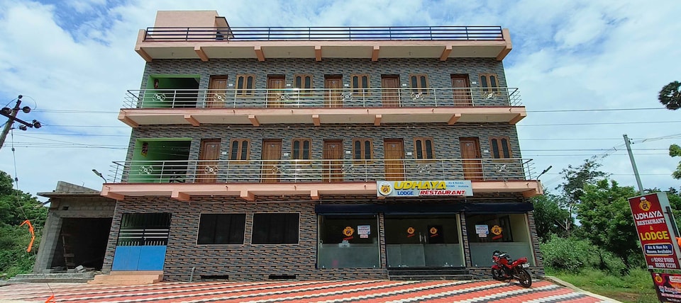 OYO 827894 UDHAYA LODGE, Courtallam Main Falls, Courtallam